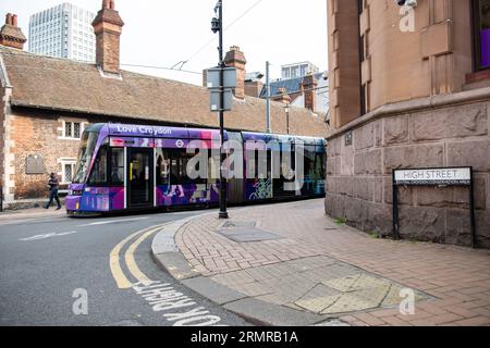 CROYDON, LONDON – 29. AUGUST 2023: Straßenbahnmarkierung und Straßenbahnlinie in der Central Croydon Conservation Area Stockfoto