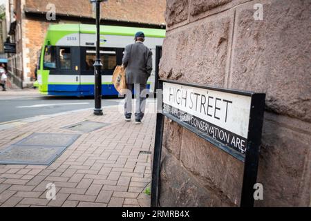 CROYDON, LONDON – 29. AUGUST 2023: Straßenbahnmarkierung und Straßenbahnlinie in der Central Croydon Conservation Area Stockfoto