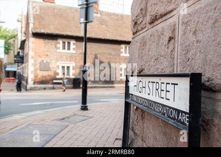 CROYDON, LONDON - 29. AUGUST 2023: Straßenschild der High Street im Central Croydon Conservation Area Stockfoto