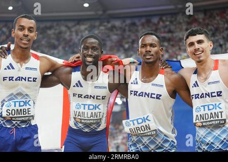 Budapest, Hongrie. 27. August 2023. David Sombé, Ludvy VAILLANT, Gilles Biron, Téo Andant (FRA) Silbermedaille, Männer 4X400 M Staffel während der Leichtathletik-Weltmeisterschaften 2023 am 27. August 2023 in Nemzeti Atletikai Kozpont in Budapest, Ungarn - Foto Laurent Lairys/DPPI Credit: DPPI Media/Alamy Live News Stockfoto