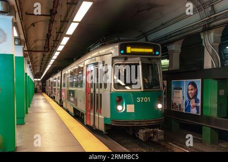 Eine Boston MBTA 'T Line' U-Bahn-Linie Nr. 3701 an der Grünen Linie zieht in eine ruhige Station Stockfoto