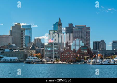 Die Skyline von Boston wurde an einem sonnigen Herbsttag aus dem Meer genommen und zeigt den Long Wharf Park und das Finanzviertel Stockfoto