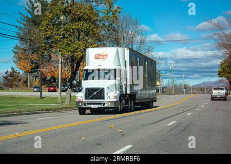 Vermont, USA – Frito Lay-Lkw, der unter einem blauen Herbsthimmel in Vermont, USA, fährt Stockfoto