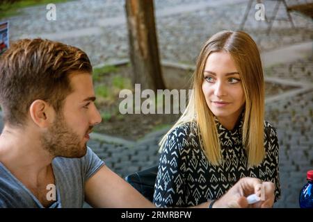 Ein Mann und eine Frau sitzen an einem Tisch Stockfoto