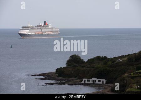 Roches Point, 29. August 2023. Das Kreuzfahrtschiff Queen Victoria von Cunard kommt am Roches Point an, um Cobh, Co., zu besuchen Cork, Irland. David Creedon / Alamy Live News Stockfoto