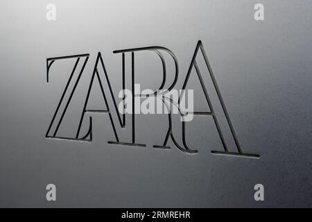 Coruna, Spanien; 29. august 2023: Nahaufnahme eines Zara-Logos auf dem Fassadenladen Stockfoto