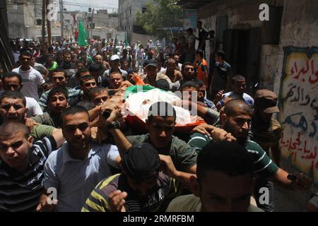 (140717) -- GAZA, 17. Juli 2014 (Xinhua) -- Trauernde tragen die Leiche des palästinensischen militanten Bashir Abdel AAL, der bei einem israelischen Luftangriff während seiner Beerdigung im südlichen Gazastreifen Rafah am 17. Juli 2014 getötet wurde. Palästinensische Gesundheitsbeamte gaben an, dass seit dem 8. Juli insgesamt 234 Palästinenser getötet und mehr als 1700 weitere verletzt wurden. (Xinhua/Khaled Omar)(lyz) MIDEAST-GAZA-BEERDIGUNG PUBLICATIONxNOTxINxCHN Gaza 17. Juli 2014 XINHUA Morne trägt den Körper des PALÄSTINENSISCHEN militanten Bashir Abdel Ael, der bei seiner Beerdigung im südlichen Gazastreifen Israel GETÖTET hat Stockfoto