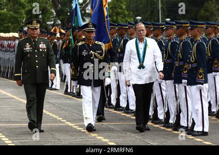 (140718) -- QUEZON CITY, 18. Juli 2014 (Xinhua) -- der philippinische Präsident Benigno Aquino III (3. L, Front) berichtet über Ehrenwachen der Streitkräfte der Philippinen (AFP) während der Riten des AFP-Kommandowechsels im Camp Aguinaldo in Quezon City, Philippinen am 18. Juli 2014. Der philippinische Präsident Benigno Aquino III hat Generalleutnant Gregorio Pio Catapang, Jr. zum neuen Stabschef der Streitkräfte der Philippinen (AFP) ernannt, sagte die AFP am Mittwoch. Catapang übernahm am Freitag formell sein Amt als 45. Stabschef der AFP. (Xinhua/Rouelle Umali) (lyi) PHILIP Stockfoto