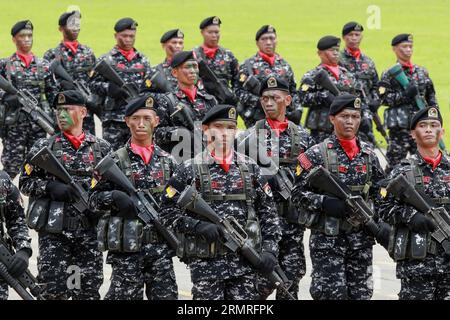 (140718) -- QUEZON CITY, 18. Juli 2014 (Xinhua) -- Soldaten der Streitkräfte der Philippinen (AFP) Parade während der Riten des AFP-Kommandowechsels im Camp Aguinaldo in Quezon City, Philippinen am 18. Juli 2014. Der philippinische Präsident Benigno Aquino III hat Generalleutnant Gregorio Pio Catapang, Jr. zum neuen Stabschef der Streitkräfte der Philippinen (AFP) ernannt, sagte die AFP am Mittwoch. Catapang übernahm am Freitag formell sein Amt als 45. Stabschef der AFP. (Xinhua/Rouelle Umali) (lyi) PHILIPPINEN-QUEZON STADT-MILITÄRISCHE ÄNDERUNG DES KOMMANDOS PUBLICATIONxNOT Stockfoto