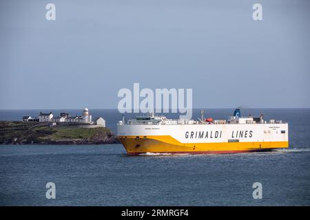 Roches Point, Cork, Irland. 29. August 2023. Das Autotransporter-Schiff Grande Portogallo kommt im Hafen von Cork mit einer Lieferung neuer Fahrzeuge an, die in Ringaskiddy, Co., abgeladen werden Cork, Irland.- Credit; David Creedon / Alamy Live News Stockfoto