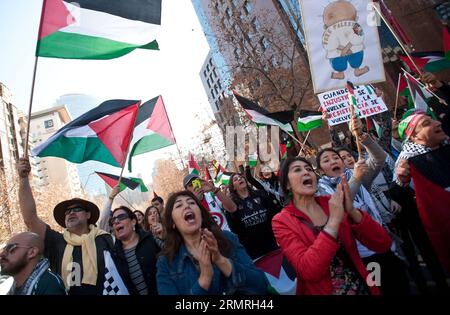 (140719) -- SANTIAGO, 19. Juli 2014 (Xinhua) -- chilenische Bürger und Palästinenser in Chile halten Plakate und schreiende Parolen während einer Demonstration mit dem Titel We are All Palestine , organisiert von der Studentenföderation von Santiago (FEUSACH, spanisches Akronym) und der Studentenföderation der Universität Chile (FECH, Abkürzung auf Spanisch) unter anderem in Santiago, der Hauptstadt Chiles, am 19. Juli 2014. Die Demonstration soll laut der lokalen Presse zu einer Beendigung des Gaza-Konflikts und zu konkreten Lösungen für das palästinensische Volk aufrufen. (Xinhua/Jorge Villegas) CHILE-SANTIAG Stockfoto