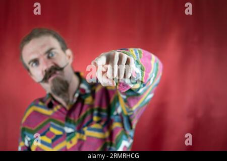 Wütender Hipster-Mann, der aggressiv und wütend auf die Kamera zeigt Stockfoto