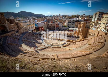 Allgemeine Ansicht des römischen Theaters in Cartagena, Region Murcia, Spanien, mit der Stadt im Hintergrund Stockfoto