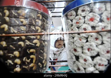 (140721) -- JAKARTA, 21. Juli 2014 (Xinhua) -- Kunden wählen traditionelle Cookies und Snacks für das bevorstehende Eid al-Fitr Festival auf einem Markt in Jakarta, Indonesien, 21. Juli 2014. Die Leute besuchen traditionell Verwandte und Freunde und genießen Outdoor-Unterhaltung während der Eid al-Fitr, die das Ende des heiligen Monats Ramadan markiert. (Xinhua/Agung Kuncahya B.)(cy) INDONESIA-JAKARTA-EID AL-FITR-ZUBEREITUNG PUBLICATIONxNOTxINxCHN Jakarta 21. Juli 2014 XINHUA-Kunden Wählen Sie traditionelle Cookies und Snacks für das bevorstehende Oath Al Fitr Festival AUF einem Markt in Jakarta Indonesien 21. Juli 2014 Cele Stockfoto