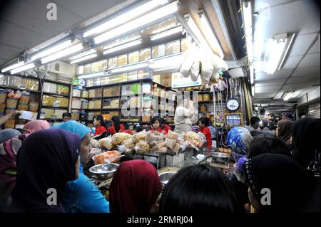 (140721) -- JAKARTA, 21. Juli 2014 (Xinhua) -- Kunden wählen traditionelle Cookies und Snacks für das bevorstehende Eid al-Fitr Festival auf einem Markt in Jakarta, Indonesien, 21. Juli 2014. Die Leute besuchen traditionell Verwandte und Freunde und genießen Outdoor-Unterhaltung während der Eid al-Fitr, die das Ende des heiligen Monats Ramadan markiert. (Xinhua/Agung Kuncahya B.)(cy) INDONESIA-JAKARTA-EID AL-FITR-ZUBEREITUNG PUBLICATIONxNOTxINxCHN Jakarta 21. Juli 2014 XINHUA-Kunden Wählen Sie traditionelle Cookies und Snacks für das bevorstehende Oath Al Fitr Festival AUF einem Markt in Jakarta Indonesien 21. Juli 2014 Cele Stockfoto