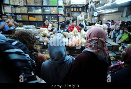 (140721) -- JAKARTA, 21. Juli 2014 (Xinhua) -- Kunden wählen traditionelle Cookies und Snacks für das bevorstehende Eid al-Fitr Festival auf einem Markt in Jakarta, Indonesien, 21. Juli 2014. Die Leute besuchen traditionell Verwandte und Freunde und genießen Outdoor-Unterhaltung während der Eid al-Fitr, die das Ende des heiligen Monats Ramadan markiert. (Xinhua/Agung Kuncahya B.)(cy) INDONESIA-JAKARTA-EID AL-FITR-ZUBEREITUNG PUBLICATIONxNOTxINxCHN Jakarta 21. Juli 2014 XINHUA-Kunden Wählen Sie traditionelle Cookies und Snacks für das bevorstehende Oath Al Fitr Festival AUF einem Markt in Jakarta Indonesien 21. Juli 2014 Cele Stockfoto