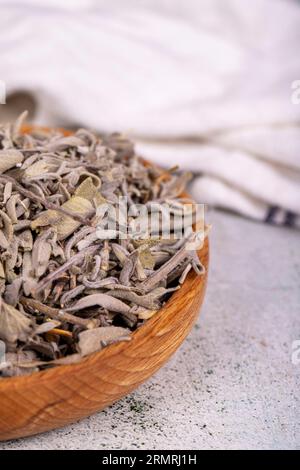 Trockene Salbeiblätter. Getrocknete salvia- oder Salbeiblätter in Holzschale. Kräutermedizin Stockfoto