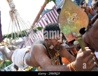 (140721) -- COLOMBO, 21. Juli 2014 (Xinhua) -- Ein Sri-lankischer Tamil-Hindu-Anhänger, der mit durch seinen Körper gepiercten Haken aufgehängt gesehen wird, nimmt am Vel-Hinduismus-Festival in Colombo am 21. Juli 2014 Teil. (Xinhua/Rajith) SRI LANKA-COLOMBO-VEL-HINDUISM-FESTIVAL PUBLICATIONxNOTxINxCHN Colombo 21. Juli 2014 XINHUA A Sri Lankan Tamil Hindu Devotee Lakes Suspended with Hooks plastik sporn Pierced through his Body nimmt AM Vel Hinduism Festival in Colombo AM 21. Juli 2014 XINICATUCHIXINICHLANKA Sri-Festival Teil Stockfoto