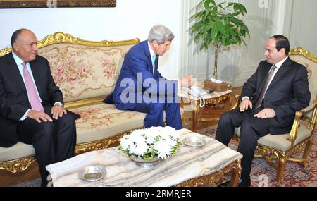 (140722) -- KAIRO, 22. Juli 2014 (Xinhua) -- der ägyptische Präsident Abdel-Fattah al-Sisi (R) und der ägyptische Außenminister Sameh Shukry (L) treffen sich am 22. Juli 2014 mit US-Außenminister John Kerry im Präsidentenpalast in Kairo, Ägypten. Kerry führt am Dienstag Gespräche mit dem ägyptischen Präsidenten Abdel-fatah al-Sisi und Außenminister Sameh Shukry darüber, wie eine Waffenstillstandsvereinbarung zwischen den Israelis und den Palästinensern im Gazastreifen erreicht werden kann. (Xinhua/MENA) ÄGYPTEN-KAIRO-US-MINISTER-GAZA PUBLICATIONxNOTxINxCHN Kairo 22. Juli 2014 XINHUA ägyptischer Präsident Abdel Fattah Al Sisi r und ägyptisches Ausland Stockfoto