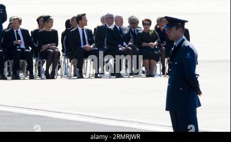 (140723) -- EINDHOVEN, 23. Juli 2014 (Xinhua) -- König Willem-Alexander (1. L) und Königin Maxima (2. L) der Niederlande, der niederländische Premierminister Mark Rutte (3. L) nimmt am 23. Juli 2014 am Flughafen Eindhoven an einer Zeremonie Teil. Zwei Flugzeuge mit rund 40 Leichen landeten am Mittwoch auf dem Flughafen Eindhoven (Xinhua) NIEDERLANDE-EINDHOVEN-MH17-OPFER PUBLICATIONxNOTxINxCHN EINDHOVEN 23. Juli 2014 XINHUA König Willem Alexander 1. L und Königin Maxima 2. L der niederländischen Premierminister Mark Stockfoto