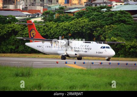 (140723) -- PEKING, 23. Juli 2014 (Xinhua) -- dieses im Juli 2010 aufgenommene Foto zeigt ein ATR-72-Flugzeug der taiwanesischen TransAsia Airways. Ein ATR-72-Flugzeug, das 54 Passagiere und vier Besatzungsmitglieder transportierte, flog am 23. Juli 2014 von Kaohsiung nach Penghu, wo es eine Notlandung durchführte. Mindestens 51 Menschen wurden getötet und sieben verletzt, laut lokaler Quelle. (Xinhua)(wjq) CHINA-TAIWAN-FLUGZEUG-NOTLANDUNG (CN) PUBLICATIONxNOTxINxCHN Peking 23. Juli 2014 XINHUA diese Datei Foto vom Juli 2010 zeigt ATR 72 Airliner von TAIWAN S Trans Asia Airways zu ATR 72 Airliner, die Stockfoto