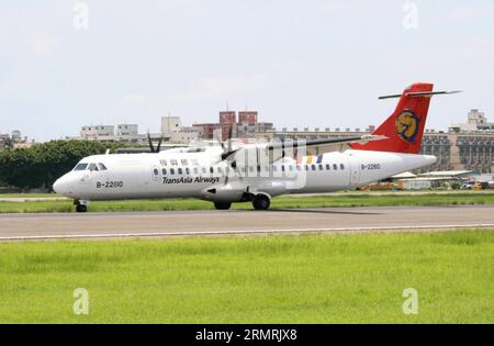 (140723) -- PEKING, 23. Juli 2014 (Xinhua) -- dieses im Juni 2009 aufgenommene Foto zeigt das ATR-72-Linienflugzeug der TransAsia Airways Taiwans, das am 23. Juli 2014 in Penghu, dem südöstlichen Taiwan Taiwans, eine Notlandung hatte. Das Flugzeug, das 54 Passagiere und vier Besatzungsmitglieder transportierte, flog am Mittwoch von Kaohsiung nach Penghu, wo es eine Notlandung machte. Mindestens 51 Menschen wurden getötet und sieben verletzt, laut lokaler Quelle. (Xinhua)(wjq) CHINA-TAIWAN-FLUGZEUG-NOTLANDUNG (CN) PUBLICATIONxNOTxINxCHN Peking 23. Juli 2014 XINHUA diese Datei Foto aufgenommen im Juni 2009 Show Stockfoto