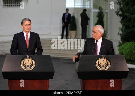 140724 -- RAMALLAH, Xinhua -- der britische Außenminister Philip Hammond L und der palästinensische Chefunterhändler Saeb Erekat nahmen am 23. Juli 2014 an einer gemeinsamen Pressekonferenz in der Westjordstadt Ramallah Teil. Xinhua/Fadi Arouri MIDEAST-RAMALLAH-BRITISH FOREIGN SECRETARY-VISIT PUBLICATIONxNOTxINxCHN Stockfoto