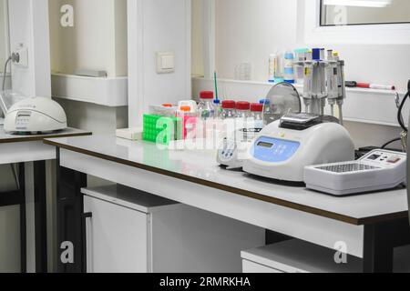 Modernes biologisches Labor. Das Innere des Laboratoriums für die biologisch-wissenschaftliche Forschung. Stockfoto