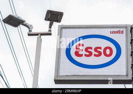 Bangkok, Thailand. 30. August 2023. In Bangkok ist ein Schild mit der ESSO-Tankstelle zu sehen. Die ESSO-Tankstelle in Thailand wird im August 2023 nach 129 Jahren Betriebszeit in Thailand schließen. Die ESSO-Tankstelle wird am 1. September 2023 zur „Bang Chak“-Tankstelle wechseln. Quelle: SOPA Images Limited/Alamy Live News Stockfoto