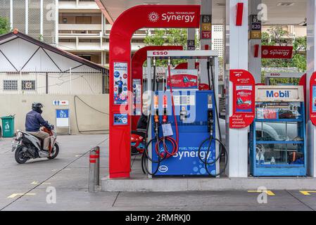 Bangkok, Thailand. 30. August 2023. Eine ESSO-Tankstelle ist in Bangkok zu sehen. Die ESSO-Tankstelle in Thailand wird im August 2023 nach 129 Jahren Betriebszeit in Thailand schließen. Die ESSO-Tankstelle wird am 1. September 2023 zur „Bang Chak“-Tankstelle wechseln. Quelle: SOPA Images Limited/Alamy Live News Stockfoto
