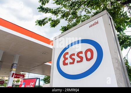 Bangkok, Thailand. 30. August 2023. In Bangkok ist ein Schild mit der ESSO-Tankstelle zu sehen. Die ESSO-Tankstelle in Thailand wird im August 2023 nach 129 Jahren Betriebszeit in Thailand schließen. Die ESSO-Tankstelle wird am 1. September 2023 zur „Bang Chak“-Tankstelle wechseln. Quelle: SOPA Images Limited/Alamy Live News Stockfoto