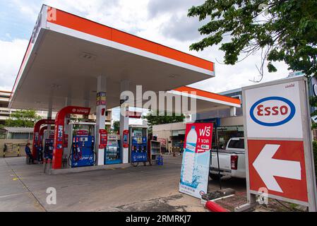 Bangkok, Thailand. 30. August 2023. Eine ESSO-Tankstelle ist in Bangkok zu sehen. Die ESSO-Tankstelle in Thailand wird im August 2023 nach 129 Jahren Betriebszeit in Thailand schließen. Die ESSO-Tankstelle wird am 1. September 2023 zur „Bang Chak“-Tankstelle wechseln. Quelle: SOPA Images Limited/Alamy Live News Stockfoto