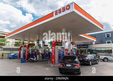 Bangkok, Thailand. 30. August 2023. Eine ESSO-Tankstelle ist in Bangkok zu sehen. Die ESSO-Tankstelle in Thailand wird im August 2023 nach 129 Jahren Betriebszeit in Thailand schließen. Die ESSO-Tankstelle wird am 1. September 2023 zur „Bang Chak“-Tankstelle wechseln. Quelle: SOPA Images Limited/Alamy Live News Stockfoto