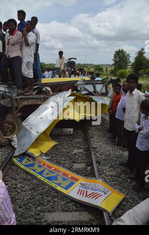 (140725) -- HYDERABAD, 25. Juli 2014 (Xinhua) -- Menschen versammeln sich am Ort des Verkehrsunfalls in Masayapeta bei Hyderabad, Hauptstadt des südindischen Bundesstaates Telangana, 24. Juli 2014. Mindestens 20 Schüler und ihr Schulbusfahrer wurden getötet, während 20 andere Schüler verletzt wurden, nachdem ein schneller Zug am Donnerstag an einem unbemannten Übergang in den Bus gerammt war, sagte ein Polizeibeamter. (Xinhua/Stringer) INDIEN-HYDERABAD-VERKEHRSUNFALL PUBLICATIONxNOTxINxCHN HYDERABAD Juli 25 2014 XINHUA-Prominente versammeln sich AM Ort des Verkehrsunfalls IN DER Nähe von Hyderabad Hauptstadt des südindischen Bundesstaates Telangana Stockfoto