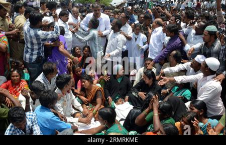 (140725) -- HYDERABAD, 25. Juli 2014 (Xinhua) -- Menschen trauern am Ort des Verkehrsunfalls in Masayapeta bei Hyderabad, Hauptstadt des südindischen Bundesstaates Telangana, 24. Juli 2014. Mindestens 20 Schüler und ihr Schulbusfahrer wurden getötet, während 20 andere Schüler verletzt wurden, nachdem ein schneller Zug am Donnerstag an einem unbemannten Übergang in den Bus gerammt war, sagte ein Polizeibeamter. (Xinhua/Stringer) INDIEN-HYDERABAD-VERKEHRSUNFALL PUBLICATIONxNOTxINxCHN HYDERABAD Juli 25 2014 XINHUA Prominente trauern AM Ort des Verkehrsunfalls IN DER Nähe von Hyderabad Hauptstadt des südindischen Bundesstaates Telangana Stockfoto