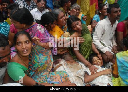 (140725) -- HYDERABAD, 25. Juli 2014 (Xinhua) -- Menschen trauern am Ort des Verkehrsunfalls in Masayapeta bei Hyderabad, Hauptstadt des südindischen Bundesstaates Telangana, 24. Juli 2014. Mindestens 20 Schüler und ihr Schulbusfahrer wurden getötet, während 20 andere Schüler verletzt wurden, nachdem ein schneller Zug am Donnerstag an einem unbemannten Übergang in den Bus gerammt war, sagte ein Polizeibeamter. (Xinhua/Stringer) INDIEN-HYDERABAD-VERKEHRSUNFALL PUBLICATIONxNOTxINxCHN HYDERABAD Juli 25 2014 XINHUA Prominente trauern AM Ort des Verkehrsunfalls IN DER Nähe von Hyderabad Hauptstadt des südindischen Bundesstaates Telangana Stockfoto