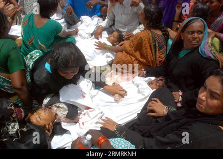 (140725) -- HYDERABAD, 25. Juli 2014 (Xinhua) -- Menschen trauern am Ort des Verkehrsunfalls in Masayapeta bei Hyderabad, Hauptstadt des südindischen Bundesstaates Telangana, 24. Juli 2014. Mindestens 20 Schüler und ihr Schulbusfahrer wurden getötet, während 20 andere Schüler verletzt wurden, nachdem ein schneller Zug am Donnerstag an einem unbemannten Übergang in den Bus gerammt war, sagte ein Polizeibeamter. (Xinhua/Stringer) INDIEN-HYDERABAD-VERKEHRSUNFALL PUBLICATIONxNOTxINxCHN HYDERABAD Juli 25 2014 XINHUA Prominente trauern AM Ort des Verkehrsunfalls IN DER Nähe von Hyderabad Hauptstadt des südindischen Bundesstaates Telangana Stockfoto