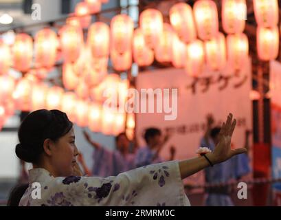 (140725) -- TOKIO, 25. Juli 2014 (Xinhua) -- Eine Frau tanzt während des traditionellen japanischen Bön-Festivals in Tokio, Japan, 25. Juli 2014. Das Bön-Festival ist ein buddhistisch-konfuzianischer Brauch, um die Geister der Vorfahren zu ehren und findet im Juli oder August statt, je nach Ort. (Xinhua/Stringer) JAPAN-TOKIO-BON FESTIVAL PUBLICATIONxNOTxINxCHN Tokio Juli 25 2014 XINHUA eine Frau TANZT während des japanischen traditionellen Bön Festivals in Tokio Japan Juli 25 2014 das Bön Festival IST eine buddhistische Gewohnheit, um die Geister der Vorfahren zu EHREN und IST im Juli oder August ein Held, der sich von Ort zu Ort unterscheidet XINH Stockfoto