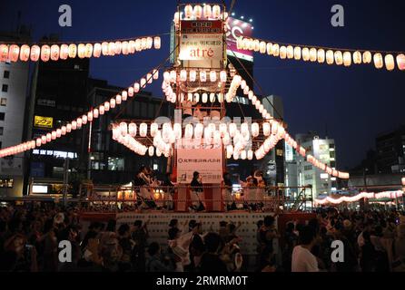 (140725) -- TOKIO, 25. Juli 2014 (Xinhua) -- Menschen tanzen während des traditionellen japanischen Bön-Festivals in Tokio, Japan, 25. Juli 2014. Das Bön-Festival ist ein buddhistisch-konfuzianischer Brauch, um die Geister der Vorfahren zu ehren und findet im Juli oder August statt, je nach Ort. (Xinhua/Stringer) JAPAN-TOKIO-BON FESTIVAL PUBLICATIONxNOTxINxCHN Tokio Juli 25 2014 XINHUA Celebrities Tanz während des Japanischen traditionellen Bön Festivals in Tokio Japan Juli 25 2014 das Bön Festival IST ein buddhistischer Brauch zu EHREN der Geister der Vorfahren und IST Hero im Juli oder August, der von Ort zu Ort XIN verschieden IST Stockfoto