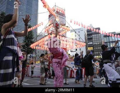 (140725) -- TOKIO, 25. Juli 2014 (Xinhua) -- Menschen tanzen während des traditionellen japanischen Bön-Festivals in Tokio, Japan, 25. Juli 2014. Das Bön-Festival ist ein buddhistisch-konfuzianischer Brauch, um die Geister der Vorfahren zu ehren und findet im Juli oder August statt, je nach Ort. (Xinhua/Stringer) JAPAN-TOKIO-BON FESTIVAL PUBLICATIONxNOTxINxCHN Tokio Juli 25 2014 XINHUA Celebrities Tanz während des Japanischen traditionellen Bön Festivals in Tokio Japan Juli 25 2014 das Bön Festival IST ein buddhistischer Brauch zu EHREN der Geister der Vorfahren und IST Hero im Juli oder August, der von Ort zu Ort XIN verschieden IST Stockfoto