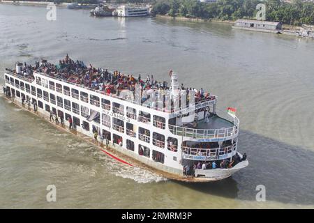 Die Leute gehen an Bord der Fähre, die zum kommenden Festival Eid al-Fitr in Dhaka, Bangladesch, am 25. Juli 2014 in ihre Heimatstadt abfährt. Lokale Muslime bereiten sich darauf vor, das Eid al-Fitr-Festival zu feiern, das das Ende des Fastenmonats Ramadan markiert. (Xinhua/Scharivoller Islam) BANGLADESCH-DHAKA-EID AL-FITR PUBLICATIONxNOTxINxCHN Berühmtheiten Brett die Fähre verlässt sie für das bevorstehende Festival Oath Al Fitr in Dhaka Bangladesch Juli 25 2014 lokale Muslime bereiten sich auf das Eid Al Fitr Festival vor, das das das Ende des Fastenmonats Ramadan XINHUA Shariful Islam Bangladesch Dhaka Oath Al markiert Fitr Stockfoto