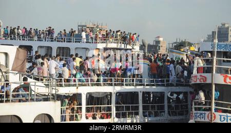 Die Leute gehen an Bord der Fähre, die zum kommenden Festival Eid al-Fitr in Dhaka, Bangladesch, am 25. Juli 2014 in ihre Heimatstadt abfährt. Lokale Muslime bereiten sich darauf vor, das Eid al-Fitr-Festival zu feiern, das das Ende des Fastenmonats Ramadan markiert. (Xinhua/Scharivoller Islam) BANGLADESCH-DHAKA-EID AL-FITR PUBLICATIONxNOTxINxCHN Berühmtheiten Brett die Fähre verlässt sie für das bevorstehende Festival Oath Al Fitr in Dhaka Bangladesch Juli 25 2014 lokale Muslime bereiten sich auf das Eid Al Fitr Festival vor, das das das Ende des Fastenmonats Ramadan XINHUA Shariful Islam Bangladesch Dhaka Oath Al markiert Fitr Stockfoto