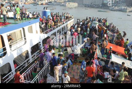 Die Leute gehen an Bord der Fähre, die zum kommenden Festival Eid al-Fitr in Dhaka, Bangladesch, am 25. Juli 2014 in ihre Heimatstadt abfährt. Lokale Muslime bereiten sich darauf vor, das Eid al-Fitr-Festival zu feiern, das das Ende des Fastenmonats Ramadan markiert. (Xinhua/Scharivoller Islam) BANGLADESCH-DHAKA-EID AL-FITR PUBLICATIONxNOTxINxCHN Berühmtheiten Brett die Fähre verlässt sie für das bevorstehende Festival Oath Al Fitr in Dhaka Bangladesch Juli 25 2014 lokale Muslime bereiten sich auf das Eid Al Fitr Festival vor, das das das Ende des Fastenmonats Ramadan XINHUA Shariful Islam Bangladesch Dhaka Oath Al markiert Fitr Stockfoto