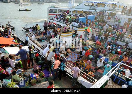 Die Leute gehen an Bord der Fähre, die zum kommenden Festival Eid al-Fitr in Dhaka, Bangladesch, am 25. Juli 2014 in ihre Heimatstadt abfährt. Lokale Muslime bereiten sich darauf vor, das Eid al-Fitr-Festival zu feiern, das das Ende des Fastenmonats Ramadan markiert. (Xinhua/Scharivoller Islam) BANGLADESCH-DHAKA-EID AL-FITR PUBLICATIONxNOTxINxCHN Berühmtheiten Brett die Fähre verlässt sie für das bevorstehende Festival Oath Al Fitr in Dhaka Bangladesch Juli 25 2014 lokale Muslime bereiten sich auf das Eid Al Fitr Festival vor, das das das Ende des Fastenmonats Ramadan XINHUA Shariful Islam Bangladesch Dhaka Oath Al markiert Fitr Stockfoto