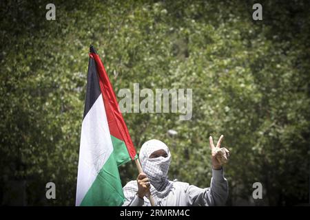 (140725) -- TEHERAN, 25. Juli 2014 (Xinhua) -- Ein Mann hält die Nationalflagge Palästinas während der jährlichen Al-Quds (Jerusalem) Day Rally in Teheran, Iran, am 25. Juli 2014. Hunderttausende Iraner versammelten sich am Freitag im ganzen Land, um den Tag von Quds (Jerusalem) in Solidarität mit den Palästinensern zu feiern, und verurteilten Israels fortgesetzte Besetzung palästinensischer Länder und die jüngsten blutigen Angriffe auf den Gazastreifen. (Xinhua/Ahmad Halabisaz) IRAN-TEHERAN-RAMDAN-Al-QUDS-TAGESRALLYE PUBLICATIONxNOTxINxCHN TEHERAN Juli 25 2014 XINHUA ein Mann hält während der jährlichen Al Quds Jeru die Nationalflagge Palästinas Stockfoto