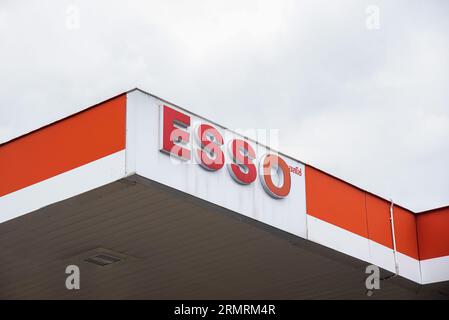 Bangkok, Thailand. 30. August 2023. Eine ESSO-Tankstelle ist in Bangkok zu sehen. Die ESSO-Tankstelle in Thailand wird im August 2023 nach 129 Jahren Betriebszeit in Thailand schließen. Die ESSO-Tankstelle wird am 1. September 2023 zur „Bang Chak“-Tankstelle wechseln. (Foto: Peerapon Boonyakiat/SOPA Images/SIPA USA) Credit: SIPA USA/Alamy Live News Stockfoto