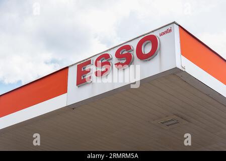 Bangkok, Thailand. 30. August 2023. Eine ESSO-Tankstelle ist in Bangkok zu sehen. Die ESSO-Tankstelle in Thailand wird im August 2023 nach 129 Jahren Betriebszeit in Thailand schließen. Die ESSO-Tankstelle wird am 1. September 2023 zur „Bang Chak“-Tankstelle wechseln. (Foto: Peerapon Boonyakiat/SOPA Images/SIPA USA) Credit: SIPA USA/Alamy Live News Stockfoto