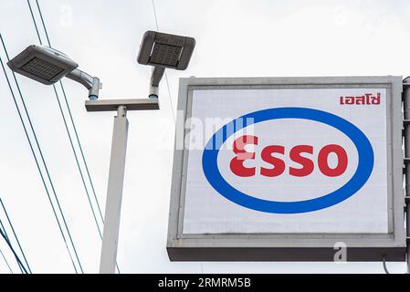 Bangkok, Thailand. 30. August 2023. In Bangkok ist ein Schild mit der ESSO-Tankstelle zu sehen. Die ESSO-Tankstelle in Thailand wird im August 2023 nach 129 Jahren Betriebszeit in Thailand schließen. Die ESSO-Tankstelle wird am 1. September 2023 zur „Bang Chak“-Tankstelle wechseln. (Foto: Peerapon Boonyakiat/SOPA Images/SIPA USA) Credit: SIPA USA/Alamy Live News Stockfoto