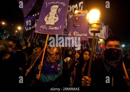 Die Demonstranten nehmen am 25. Juli 2014 in Santiago, der Hauptstadt Chiles, an einem marsch Teil, der zu einer freien, sicheren und unentgeltlichen Abtreibung von Feministinnen in Kampfkoordinatorin aufgerufen wurde. Der marsch wurde abgehalten, um die Abtreibung in allen Fällen zu fordern, in denen die Frauen entscheiden, sie zu haben, über die therapeutische Abtreibung hinaus. Nach Angaben der chilenischen Gesundheitsministerin Helia Molina werden in einem Jahr mindestens 160.000 Abtreibungen durchgeführt, von denen die meisten von Frauen ohne ausreichende Ressourcen und unter prekären und unsicheren Bedingungen durchgeführt werden. (Xinhua/Jorge Villegas) CHILE-SANTIAGO-SOCIETY-PROTEST PUBLICATIONxNOTxINxCHN d Stockfoto