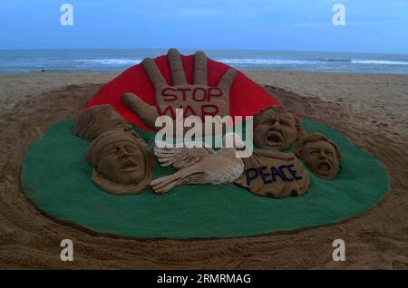 Die Sandskulptur des Sandkünstlers Sudarshan Pattnaik, der einen Waffenstillstand zwischen Israel und Palästina fordert, ist am Puri Beach in der Bucht von Bengalen zu sehen, 65 km von der Hauptstadt des ostindischen Staates Orissa, Bhubaneswar, 25. Juli 2014. (Xinhua/Stringer) INDIA-PURI-SAND ART PUBLICATIONxNOTxINxCHN Sand Skulptur von Sand Künstler Sudarshan Pattnaik fordert einen Waffenstillstand zwischen Israel und Palästina Gaza-Streifen SIND Seen AM Puri Strand der Bucht von Bengalen 65 km entfernt von der östlichen indischen Staat Orissa S Hauptstadt Bhubaneswar Juli 25 2014 XINHUA Stringer India Puri Sand Ar Stockfoto